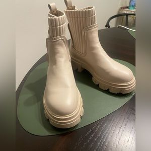 Cream vegan leather chelsea chunky boots sz 6